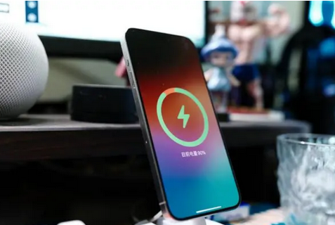锦山镇苹果15换屏服务分享用什么充电器给iPhone15充电更好 